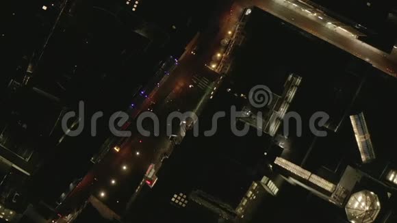 空中飞行夜间用灯光和交通慢镜头拍摄城市德国科隆视频的预览图