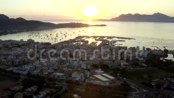 空气热带岛屿上的港口有船小镇上的海洋日出有山背景度假视频的预览图