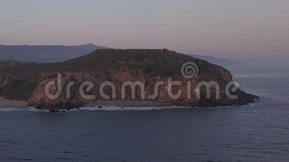 飞机从加州马里布上空飞行在日落时可看到海滩岸线和山崖视频的预览图