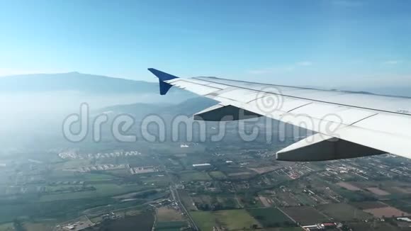 在阳光明媚的日子里乘坐飞机飞越墨西哥瓜达拉哈拉市视频的预览图