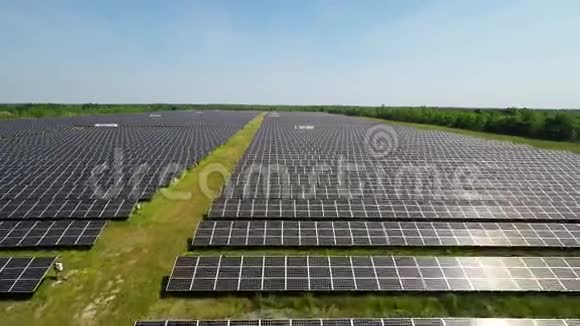 空中观景台用太阳飞过太阳能发电厂太阳能电池板和太阳空中无人机射击4K视频的预览图