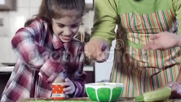 一个9岁的女孩拿一小撮盐来盐沙拉视频的预览图