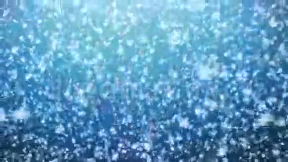 4K环能够在蓝色背景下用雪花覆盖圣诞雪花视频的预览图