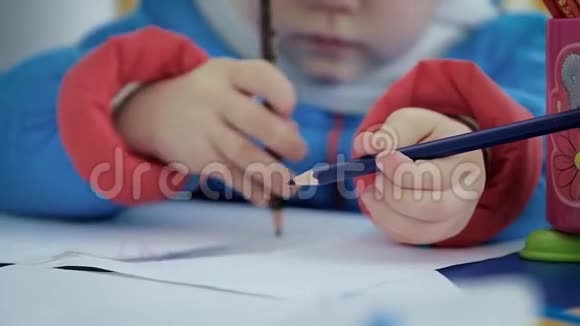 儿童手中的彩色铅笔视频的预览图