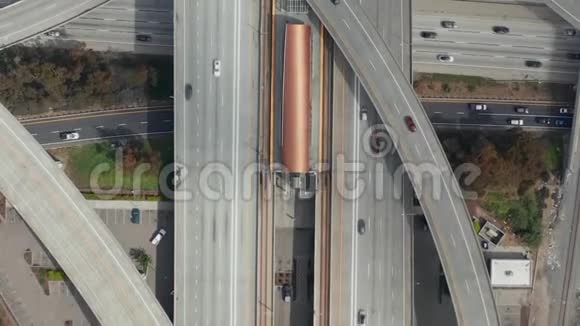 空中壮观的头顶上沿着普雷格森法官高速公路拍摄展示了多条道路桥梁高架桥和高架桥视频的预览图