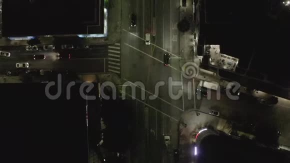 机场夜间在好莱坞洛杉矶威尔郡大道街上的观景台配有发光街道和城市汽车视频的预览图