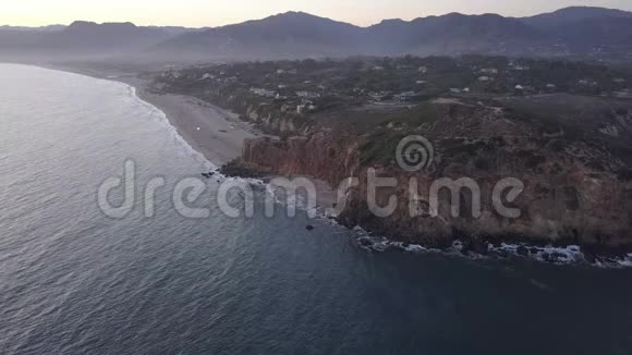 飞机从加州马里布上空飞行在日落时可看到海滩岸线和山崖视频的预览图