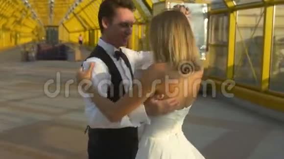浪漫的新婚夫妇在跳舞视频的预览图