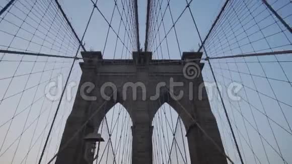 阳光明媚的夏天清晨日出时分没有人在布鲁克林大桥上漫步视频的预览图
