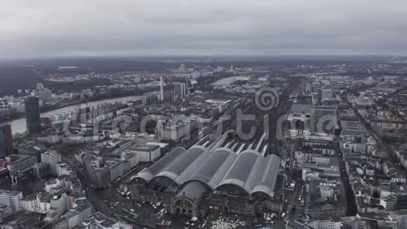 空气在多云的冬季从法兰克福和中央火车站观看史诗般的景色视频的预览图