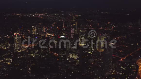空中交通在美因法兰克福上空德国夜间天际线大城市灯光摩天大楼视频的预览图