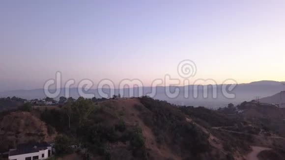 空中在日出的好莱坞山上可以看到山丘和洛杉矶山谷的景色视频的预览图