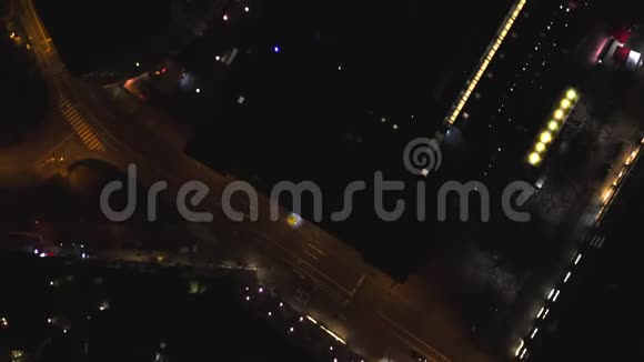 鸟瞰德国美因法兰克福的鸟瞰夜晚有城市灯光的天际线视频的预览图