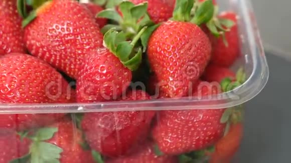 人类健康和新鲜草莓草莓水果维生素的来源视频的预览图