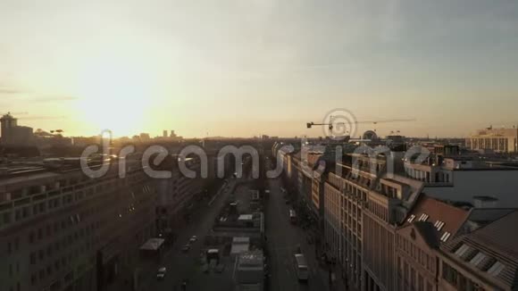 美丽的金色夕阳下德国街朝勃兰登堡门方向行驶在繁忙的柏林低飞槽中形成一道风景视频的预览图