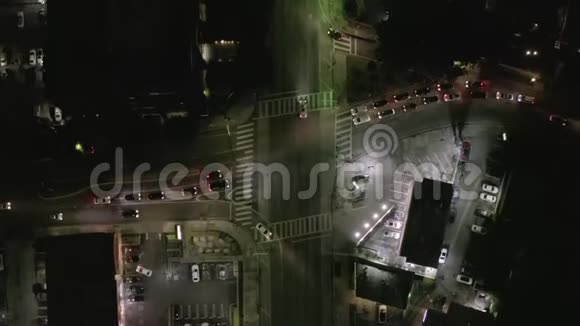 机场夜间街景设有停车场及城市车辆交通灯视频的预览图