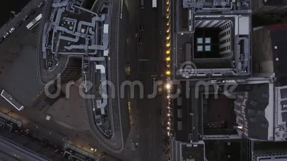 柏林米特市中心德国办公楼和城市灯光的美丽俯视图视频的预览图