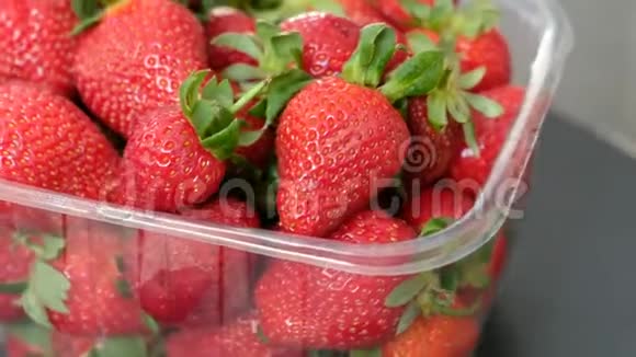 将新鲜草莓装在360度旋转支架上视频的预览图
