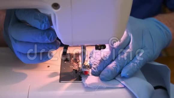 在缝纫机上做医用口罩视频的预览图