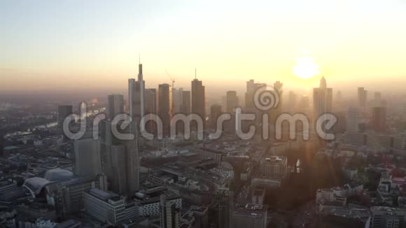 美国美因法兰克福景色德国天际线在美丽的日落阳光下摩天大楼之间的天际线视频的预览图