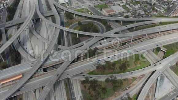 法官普雷格森巨大的公路连接显示多个道路桥梁Viaducts与小汽车交通在洛杉矶视频的预览图