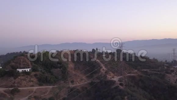 艾琳在日出的好莱坞山上观看山丘和洛杉矶山谷的景色视频的预览图