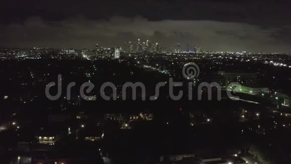 星光夜幕降临笼罩黑暗的好莱坞洛杉矶笼罩市区和城市灯光视频的预览图