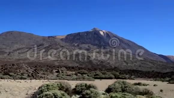 从蒂德火山上一辆移动汽车的窗户可以看到美丽的景色西班牙视频的预览图