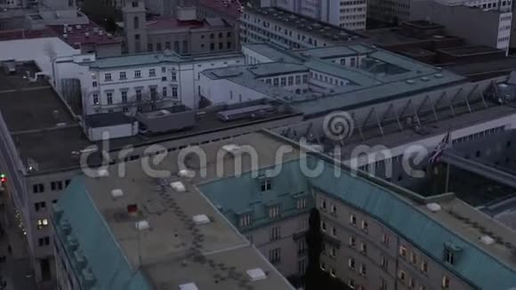 飞机慢慢飞越德国柏林中心日落时有建筑工地起重机视频的预览图