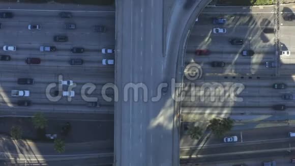鸟瞰洛杉矶市中心加利福尼亚与棕榈树和天际线蓝天相交的交通视频的预览图