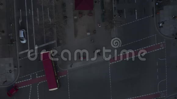 柏林中央十字路口和汽车交通的美丽俯视图视频的预览图