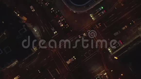 高空美丽的头顶上夜晚繁忙的十字路口车上的交通和城市的灯光视频的预览图