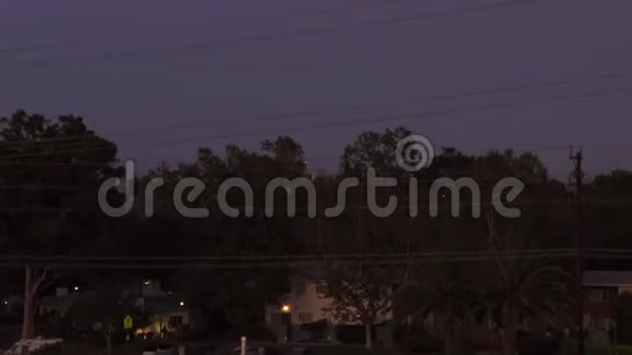 空中从达斯克的卡尔弗市俯瞰洛杉矶市中心加州天际线与紫色天空之夜视频的预览图