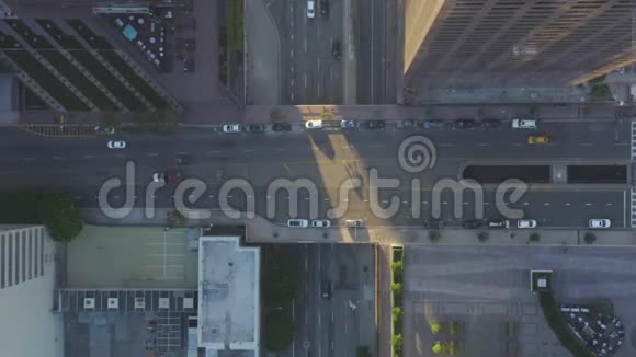 空气慢鸟瞰飞行在洛杉矶市中心加州大大道在美丽的日出灯光与汽车视频的预览图