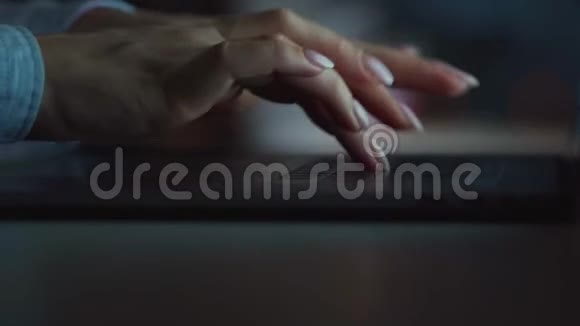 女人的手在晚上用笔记本电脑打字视频的预览图