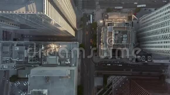 听觉慢鸟瞰飞行在洛杉矶市中心加州美丽的日出之光与视野视频的预览图
