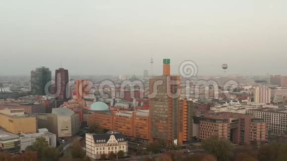德国城市景观与亚历山大广场的电视塔和美丽的橙色秋天的WELT巴伦视频的预览图