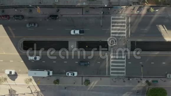艾琳年轻人躺在街道慢鸟瞰飞行洛杉矶市中心加州大大道视频的预览图