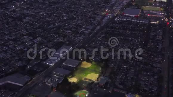 听觉洛杉矶市中心加州天际线从库弗城在黄昏夜晚与紫色天空视频的预览图