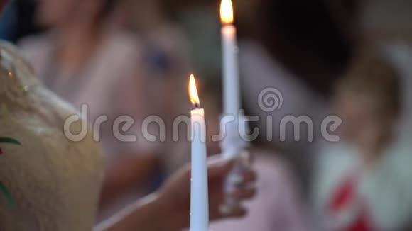 婚礼关门新郎新娘在教堂拿蜡烛视频的预览图