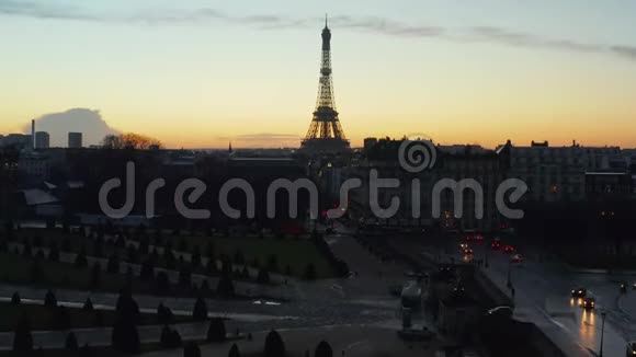 埃菲尔铁塔站在美丽的巴黎上空法国展示埃菲尔铁塔在史诗般的夕阳下带着令人惊叹的天空游览埃菲尔铁塔视频的预览图
