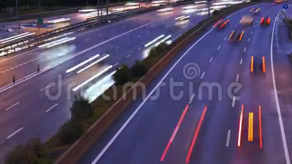繁忙的高速公路上汽车交通堵塞的时间推移晚上到夜间过渡期间的长曝光灯道视频的预览图