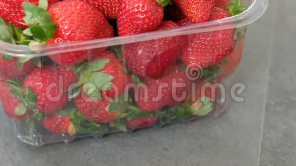 人类健康和新鲜草莓草莓水果维生素的来源视频的预览图