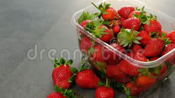 不含激素和药物的天然新鲜草莓水果视频的预览图