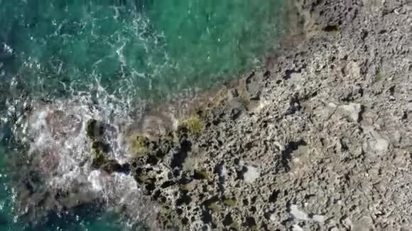 空气热带岛屿马洛卡岩石海岸美丽的海洋蓝色水的鸟瞰水手度假旅游阳光视频的预览图