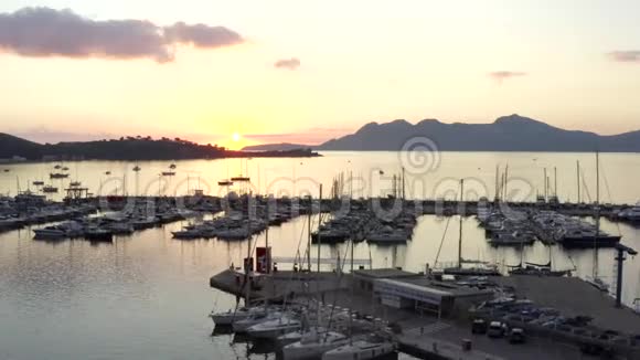 空气热带岛屿上的港口有帆船小镇上的海洋日出山水背景度假视频的预览图