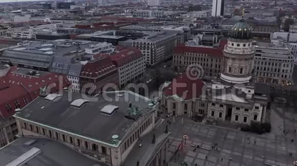 在日落时分美丽的老教堂在德国柏林中心广场上缓缓经过视频的预览图