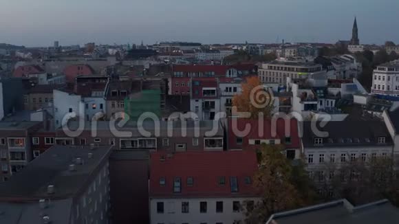色彩缤纷的德国柏林上空美丽的日落时红色橙色和黄色的落叶松视频的预览图