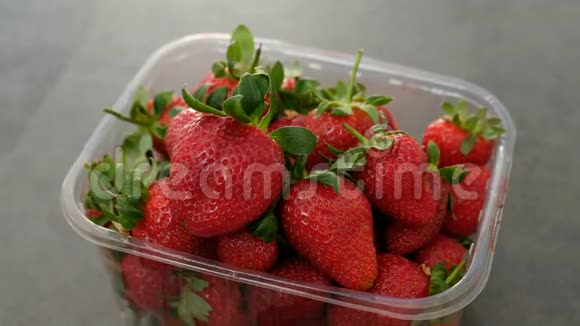 自然新鲜草莓在季节关闭新鲜草莓在塑料盒子视频的预览图