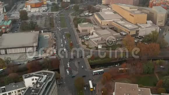 美国典型的德国街头交通与公共汽车公共交通和美丽的橙色汽车运输的看法视频的预览图